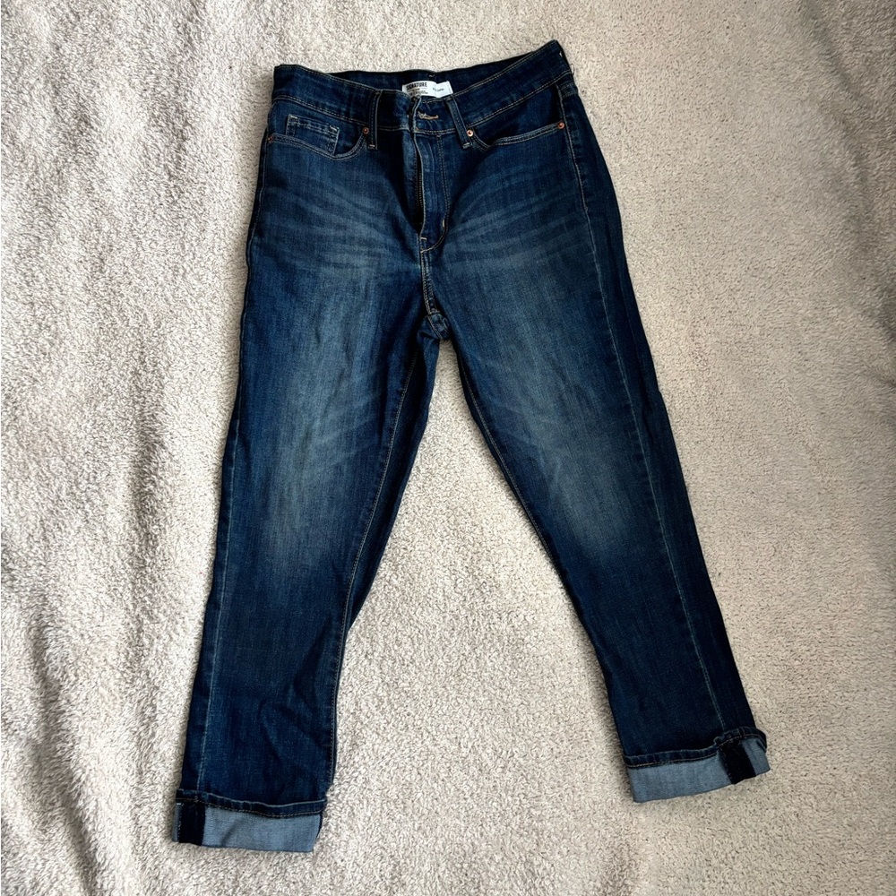 Levi's Signature Gold Mid-Rise Slim Fit Capris, EUC, Size 2